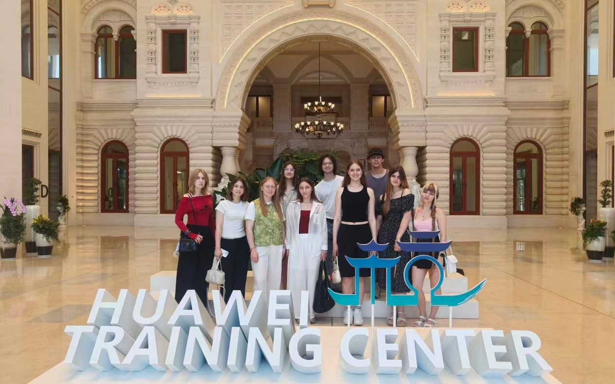 зал Студенты Полоцкого университета в компании Huawei