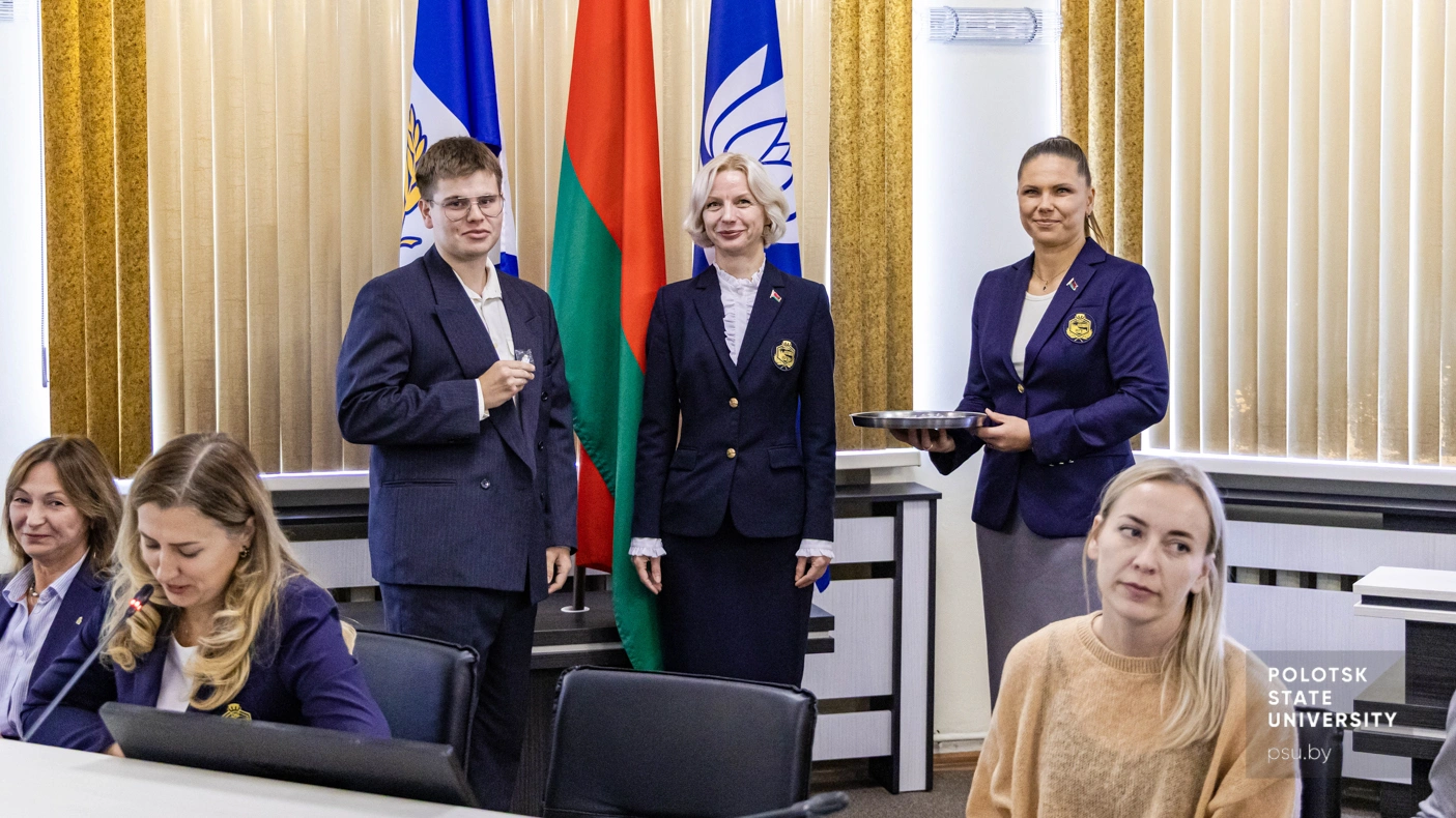 Вручение значков с эмблемой университета