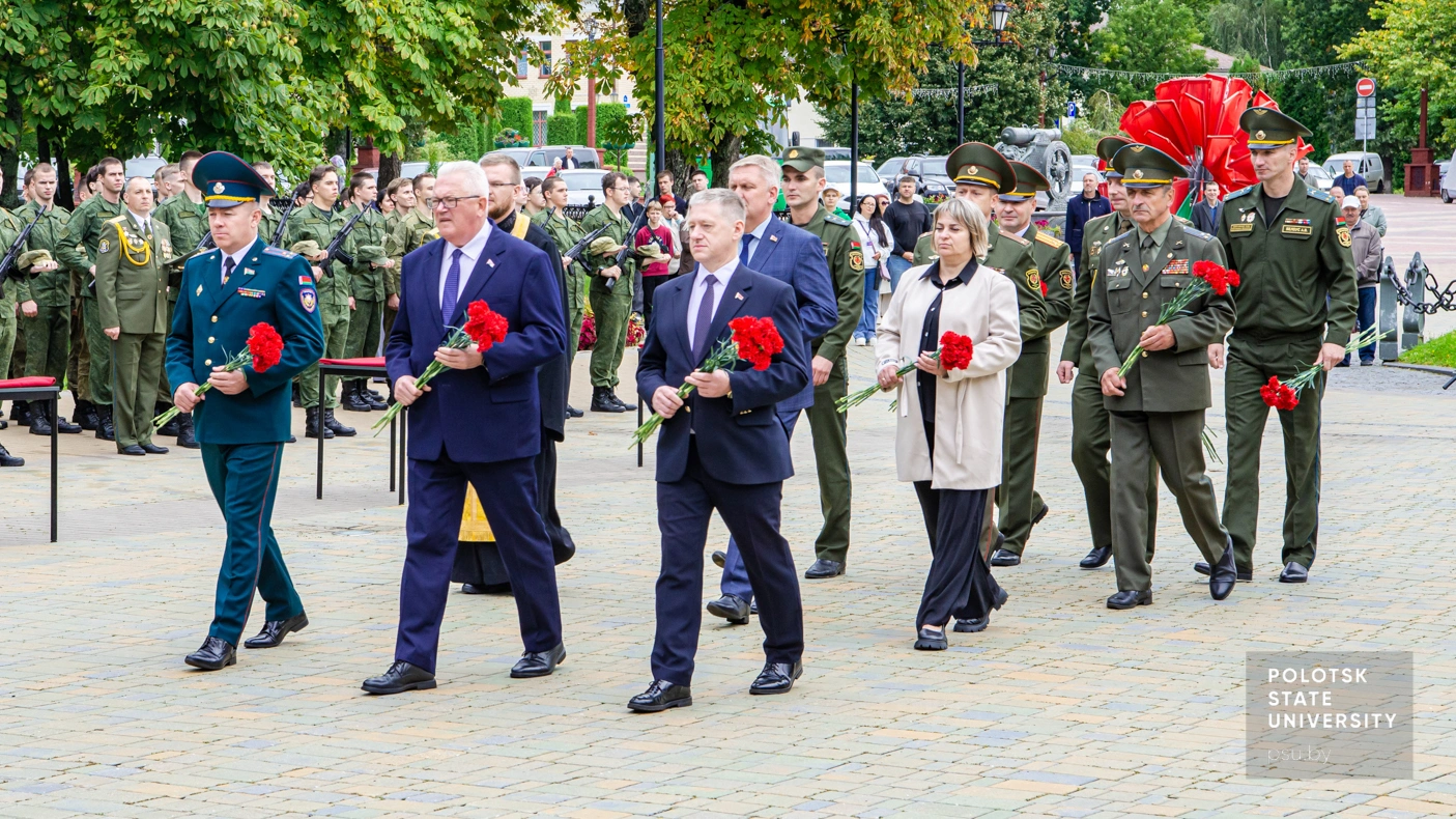 Возложение цветов к подножию мемориального комплекса «Освободителям Полоцка»