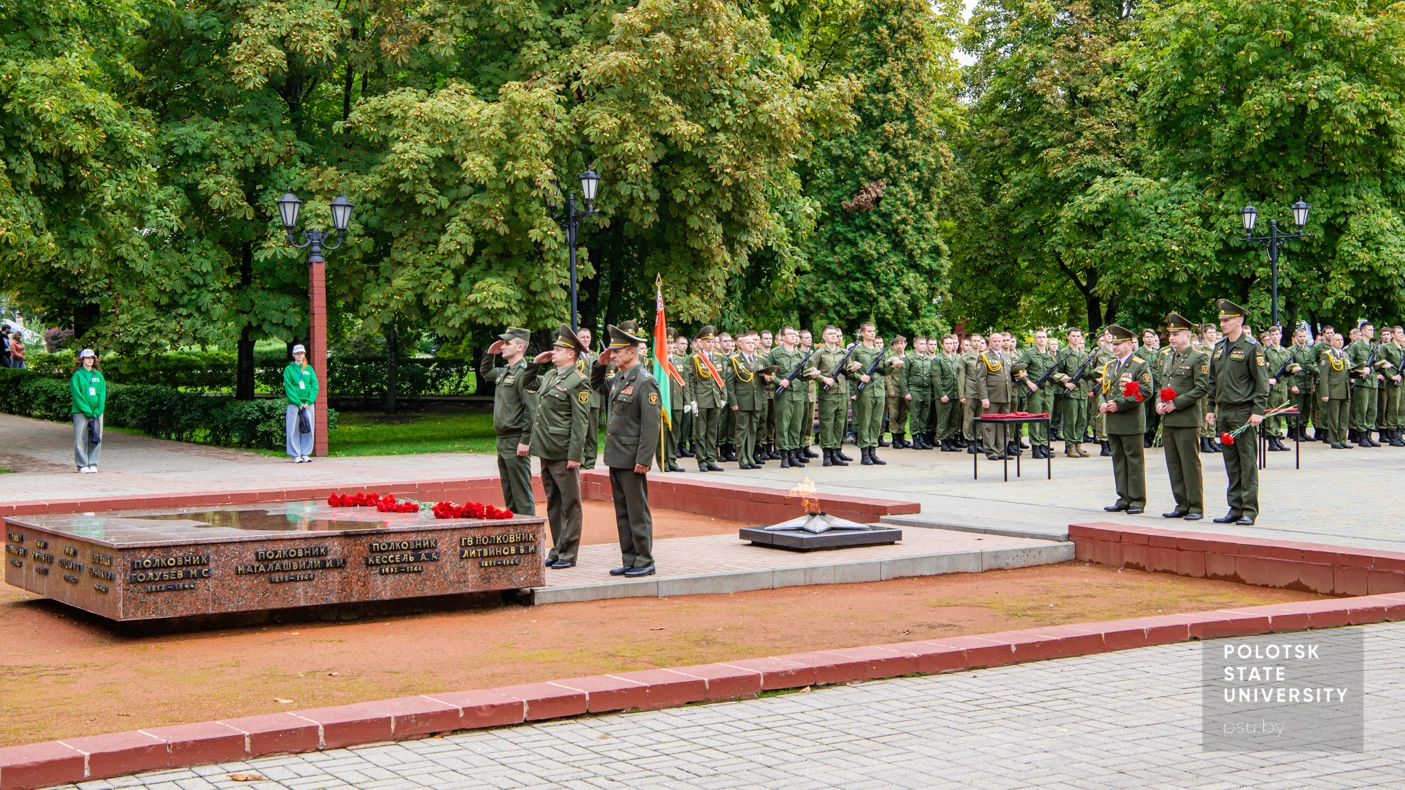 Возложение цветов к подножию мемориального комплекса «Освободителям Полоцка»