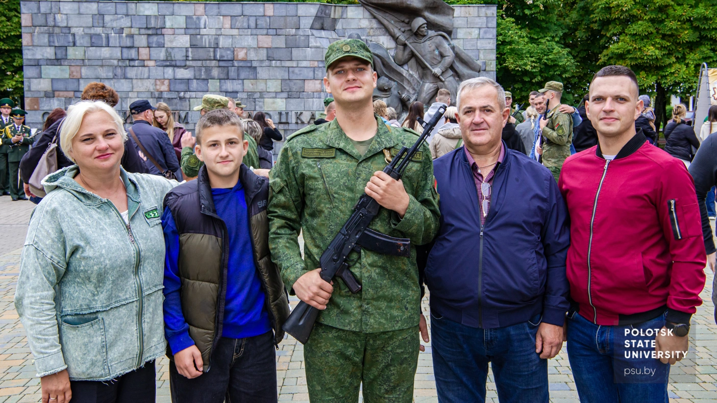 Выпускник военной кафедры Полоцкого университета с семьей