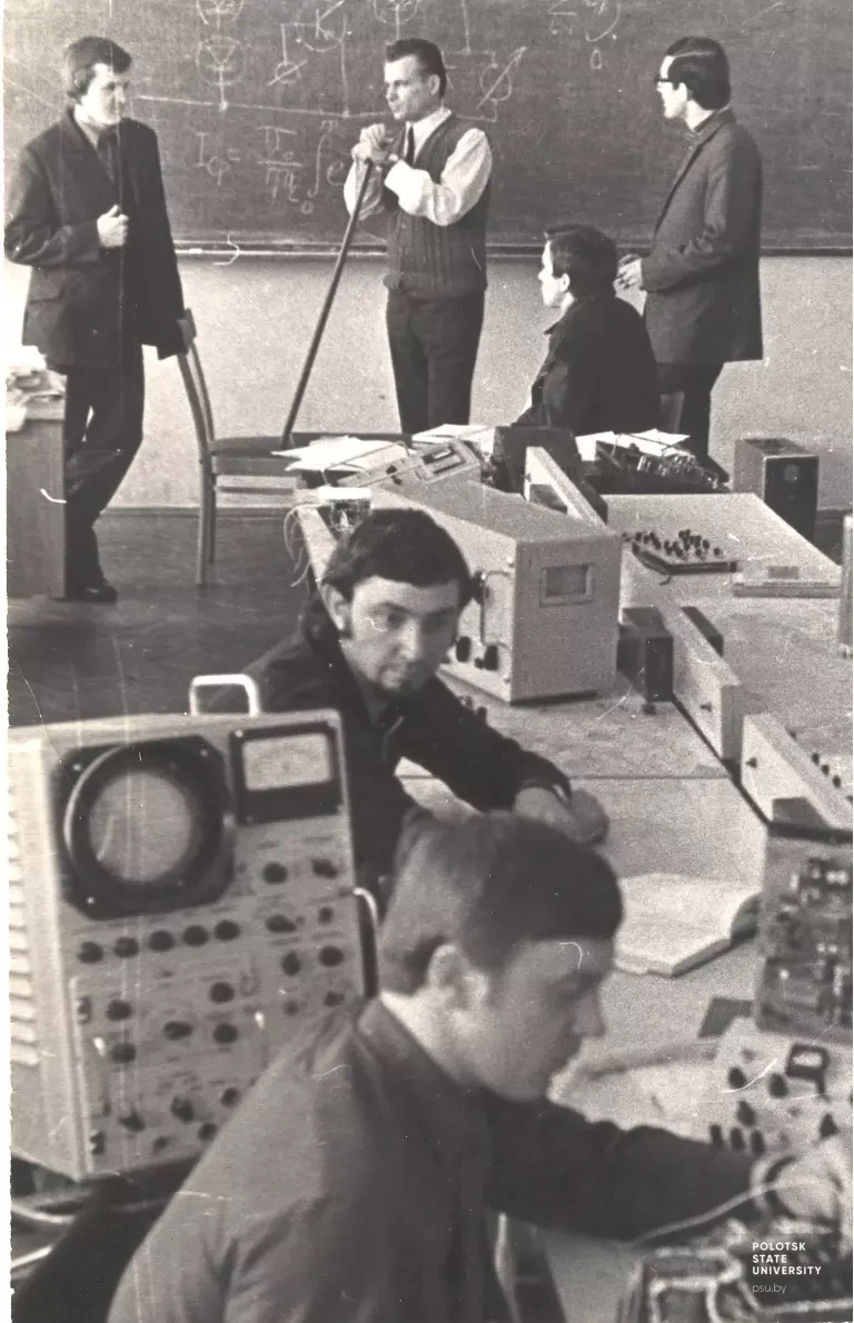 1975 Заведующий кафедрой вычислительной техники, автоматики и электротехники, доцент В.А. Кажарский и студенты в лаборатории автоматики, автоматизации и АСУТП