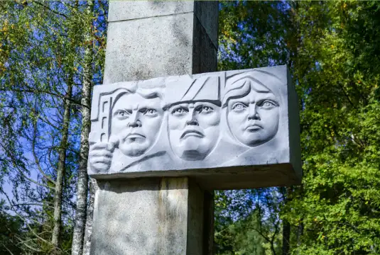 У монумента партизанам бригады имени Рокоссовского