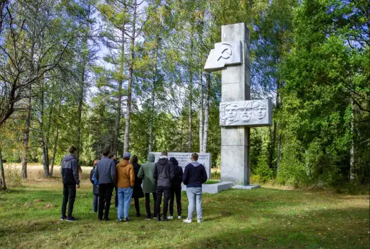 У монумента партизанам бригады имени Рокоссовского У монумента партизанам бригады имени Рокоссовского
