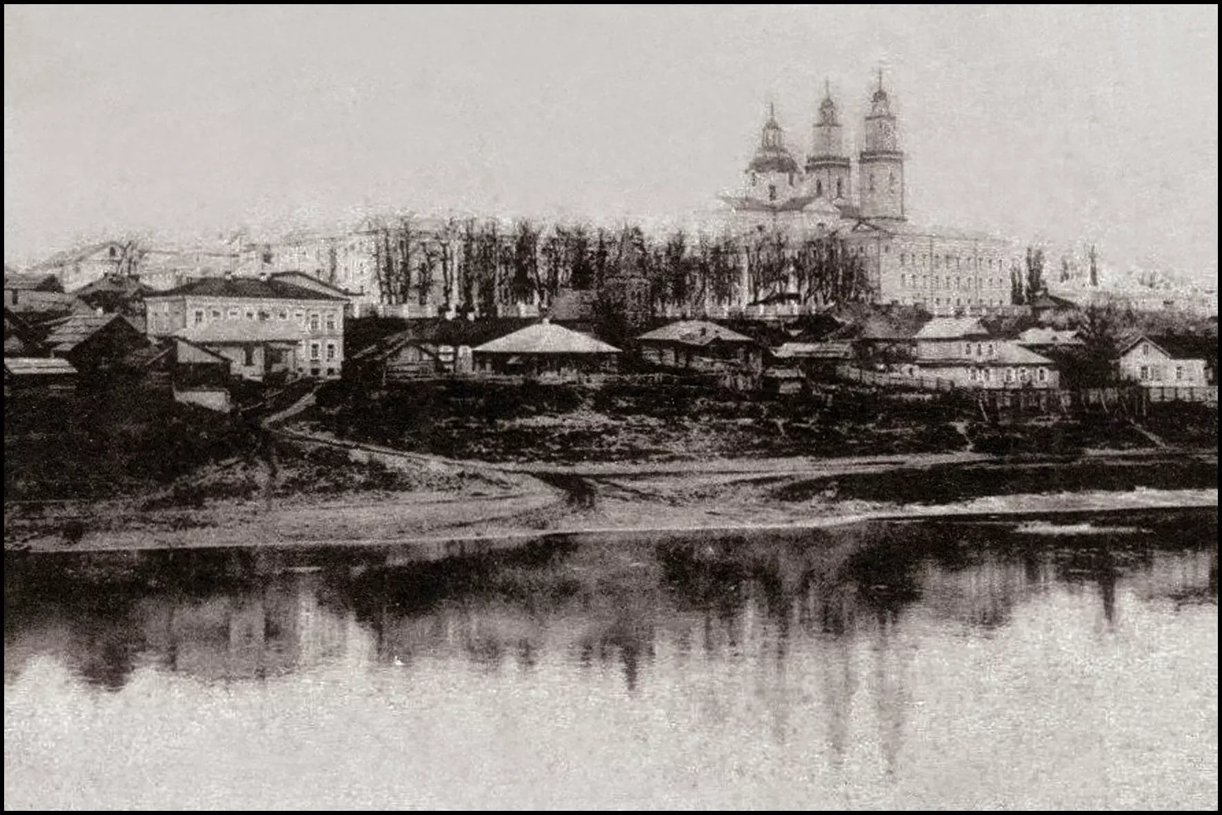 Общий вид на Полоцк и набережную реки Двина. Слева – двухэтажное здание дома № 9 по ул. Нижне-Покровская. Фото начало ХХ в.