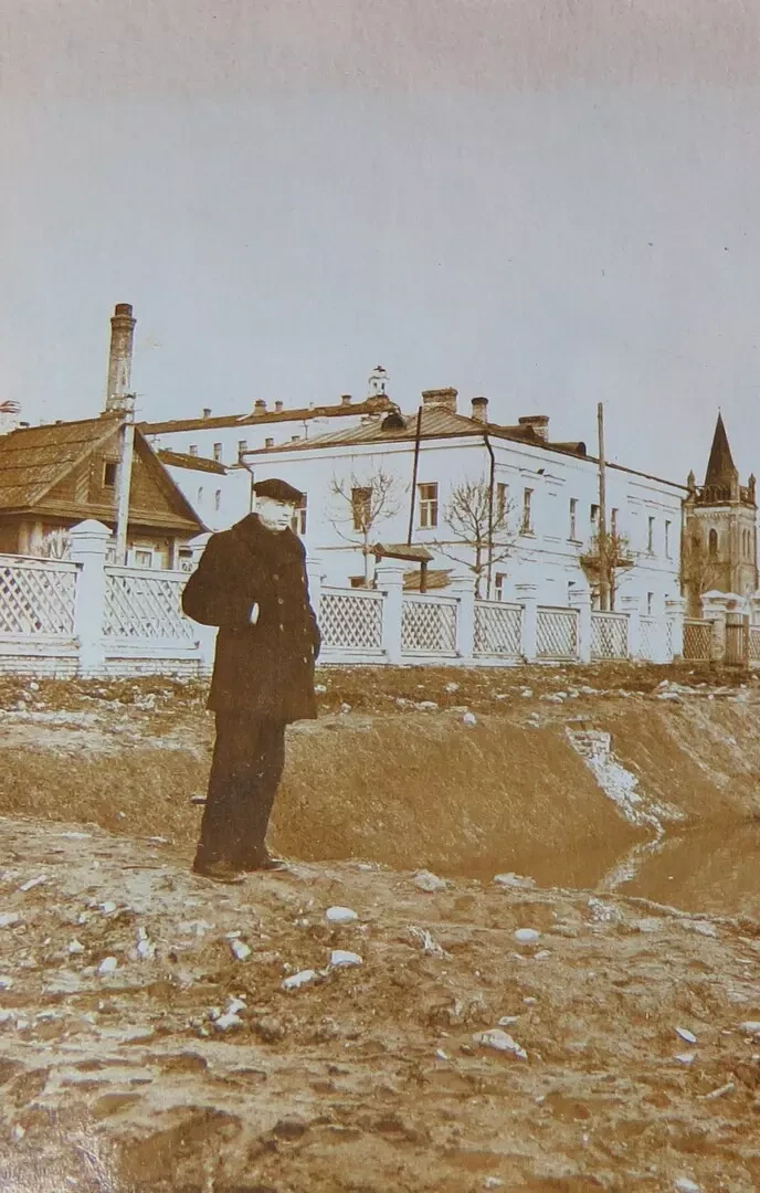 Личное фото на фоне пейзажа улицы Нижне-Покровская. На заднем плане дом № 9. Фото послевоенного периода (до 1964 г.).