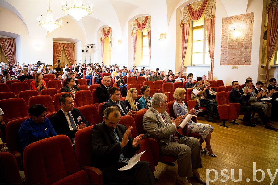 Listeners of the plenary session