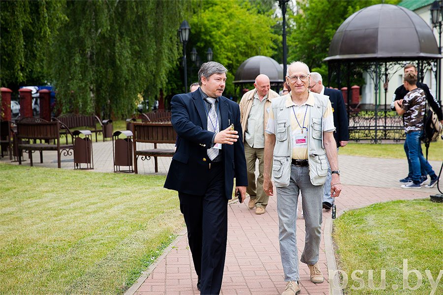Глухов Дмитрий Олегович и Хина Борис Борисович, главный научный сотрудник лаборатории физики тонких пленок Физико-технического института Национальной академии наук Беларуси, доктор физико-математических наук Глухов и Хина