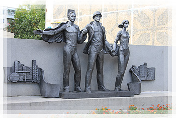 Скульптурная группа в честь участников комсомольской стройки
