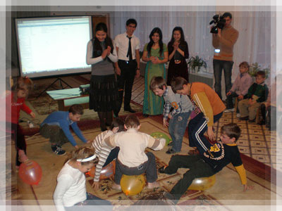 Туркменские студенты в гостях у воспитанников детского дома - Забавные игры
