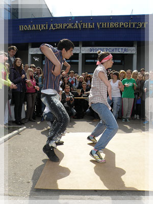 Street-dance battle - Нешуточные сражения перед парадным крыльцом нового корпуса Street-dance battle - Сражения перед парадным крыльцом