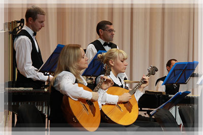 Выступление оркестра народных инструментов - Переливы балалайки и домры