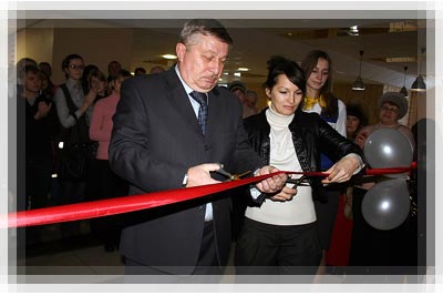 Открытие столовой №1: Проректор В.Н. Стрижак и председатель профкома студентов С.В. Волочник Открытие столовой - проректор и председатель профкома студентов