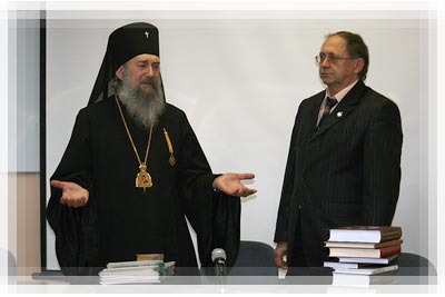 Архиепископ Феодосий дарит книги Полоцкому университету