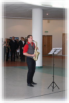 День университета-2012: Игра саксофониста