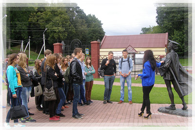 Полоцкий коллегиум приветствует первокурсников - У памятника Полоцкому студенту