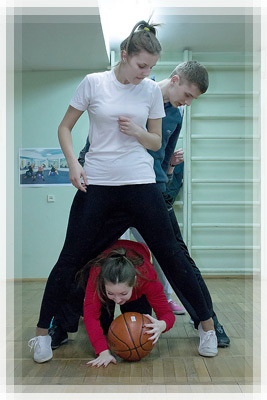 Fun relay races - Improvised tunnel Fun relay races - Improvised tunnel