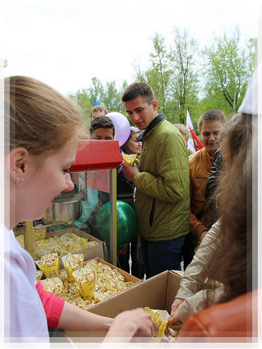 Popcorn for the audience and participants of the sporty-dance mix