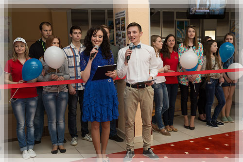 The charming hosts of the opening stage of the ceremony The charming hosts of the opening stage of the ceremony