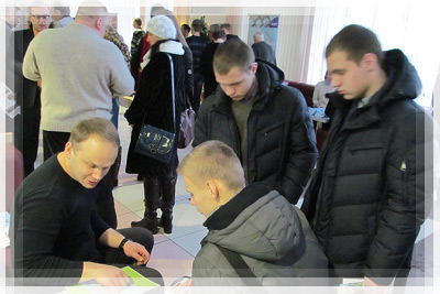Консультация у презентационных столиков Консультация у презентационных столиков