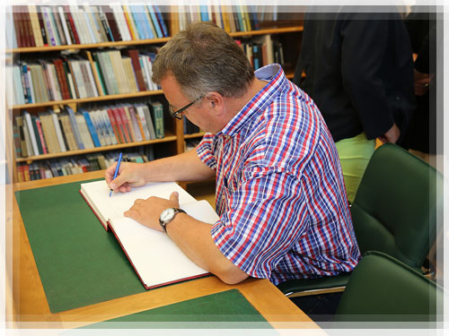 The entry in the distinguished guests’ book The entry in the distinguished guests’ book