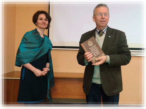 Алеся Іосіфаўна Корсак уручыла госцю кнігу па гісторыі Полацкага калегіўма