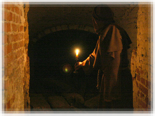 Монах-иезуит у входа в подвал