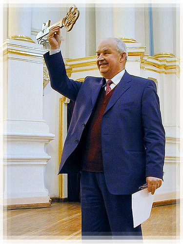 Ректор ПГУ Э.М. Бабенко с символическим ключом от Полоцкого коллегиума Э.М. Бабенко с символическим ключом от Полоцкого коллегиума