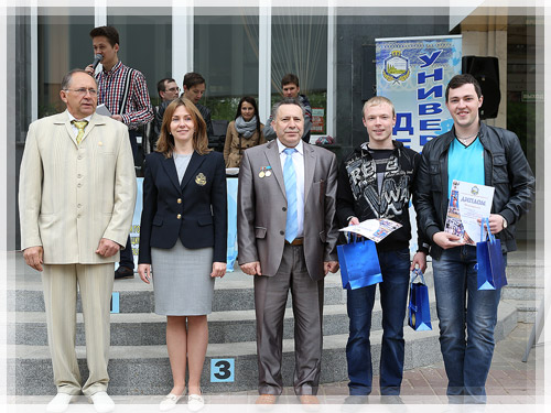Награждение студентов, участвующих в турнире по шахматам