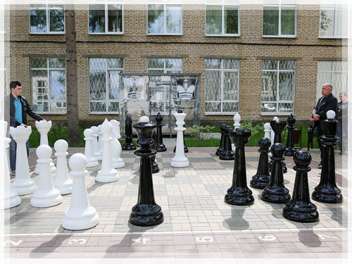 Шахматное сражение во внутреннем дворике