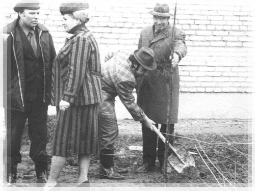 Надо было копать – копали фундаменты!