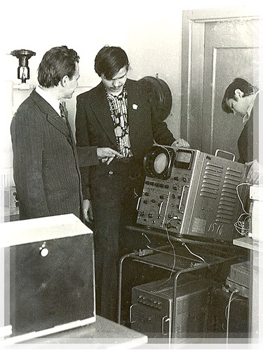 В лаборатории автоматики с руководителем В.А.Кажарским, 1977г.