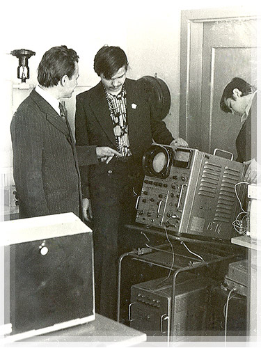 В лаборатории автоматики с руководителем В.А.Кажарским, 1977г. В лаборатории автоматики с руководителем В.А.Кажарским, 1977г.