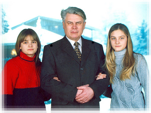 Профессор В.П. Иванов со внучками