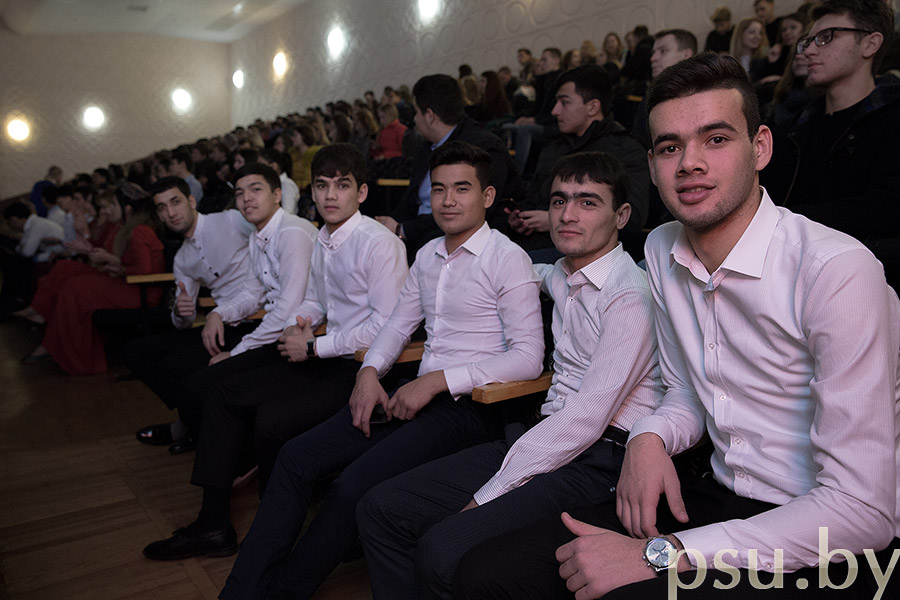 Участники и зрители праздничного концерта, посвещенного Международному дню студентов Праздничный концерт
