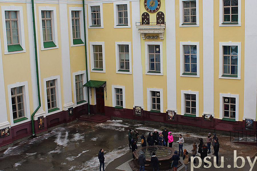 Універсітэцкі гадзіннік з акадэмічным шэсцем Універсітэцкі гадзіннік з акадэмічным шэсцем