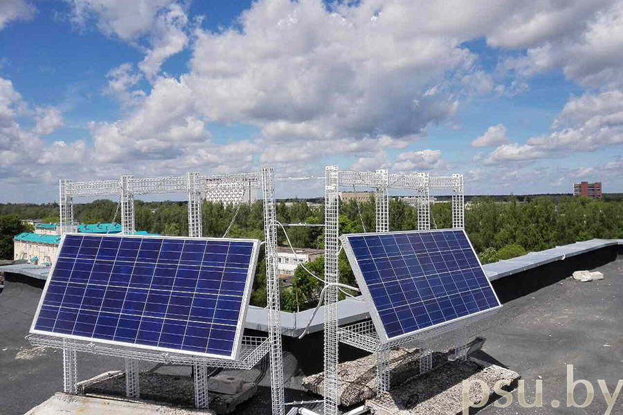 Студенты при установке солнечных панелей Студенты при установке солнечных панелей
