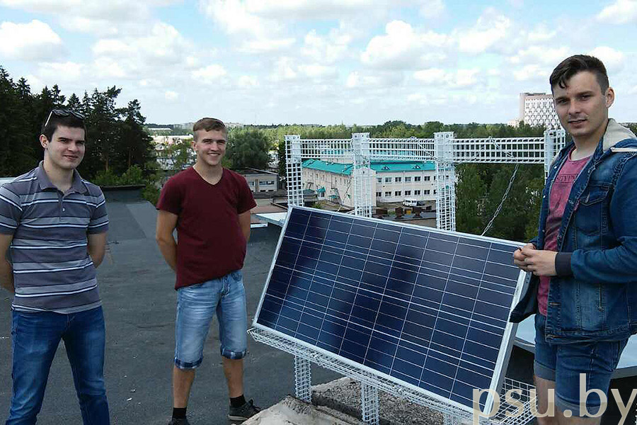 Студенты при установке солнечных панелей