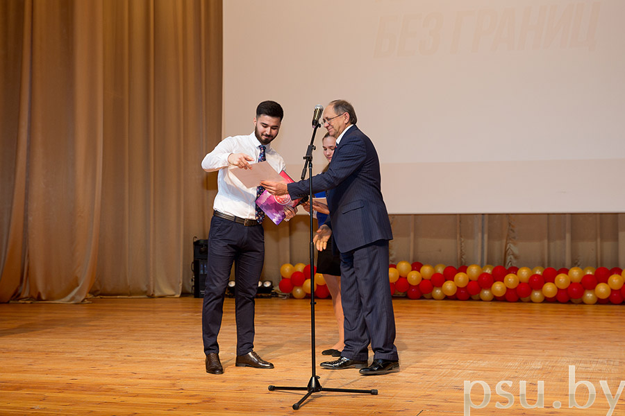 Дмитрий Николаевич вручил грамоты иностранным студентам за особые успехи в учебе и активное участие в общественной жизни университета