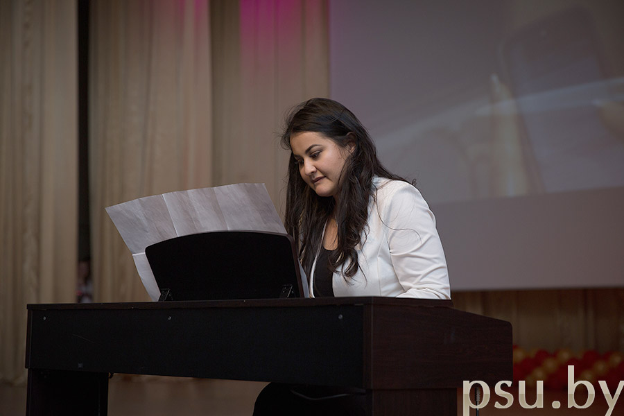 Студентка гуманитарного факультета из Туркменистана Гозель Сатдарова продемонстрировала свою виртуозную игру на фортепиано,