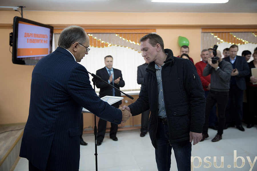 Дмитрий Николаевич вручает сотрудникам ПГУ почетные грамоты