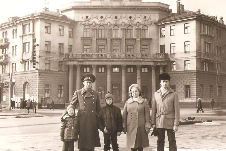 В.А. Богоненко с мамой, братом Виктором и его сыновьями В.А. Богоненко с мамой, братом Виктором и его сыновьями