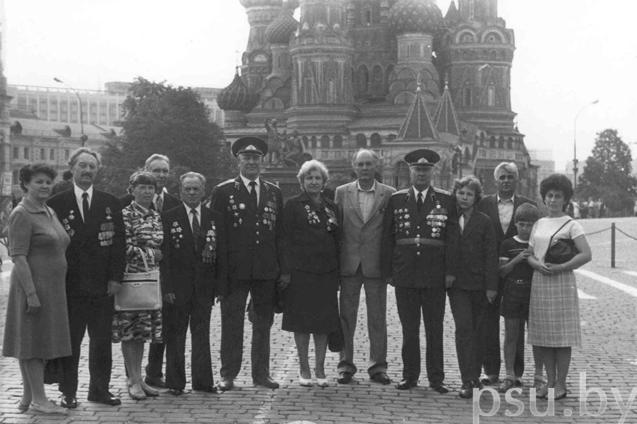Встреча с однополчанами в Москве на Красной площади вместе с внуком и дочерью. Конец 1970-х гг. Встреча с однополчанами
