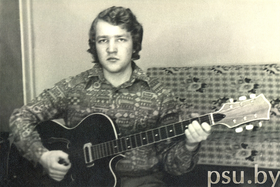 С восстановленной электрогитарой, 1975 г. С восстановленной электрогитарой, 1975 г.