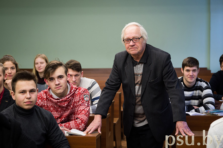 Владимир Алексеевич Груздев со студентами