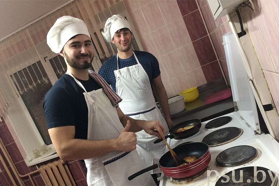 Иностранные студенты ПГУ готовят драники