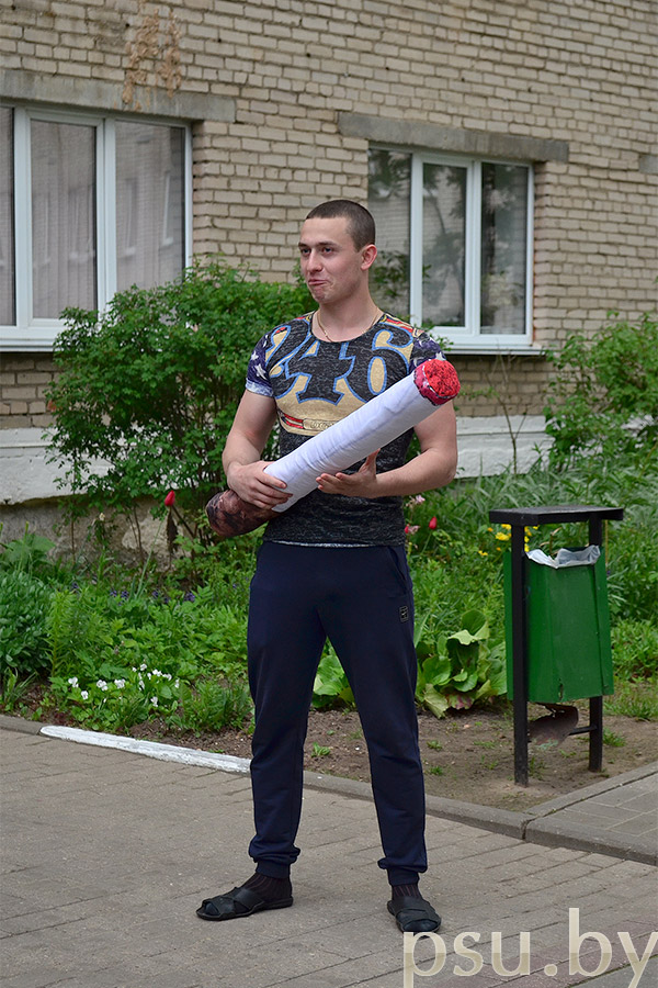 Участник перфоманса «Сигарета убивает» Участник перфоманса «Сигарета убивает»