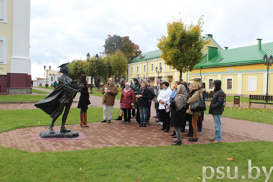 Cпециалисты сферы турбизнеса из Российской Федерации ознакомились с достопримечательностями полоцких корпусов университета - памятником "Полацкi студэнт" Посещение комплекса Полоцкого коллегиума
