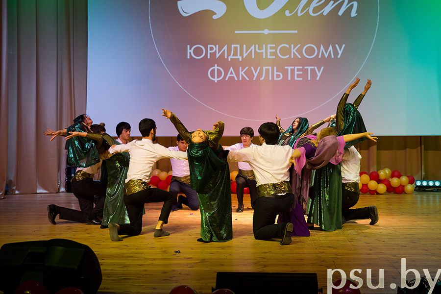 Танец иностранных студентов из Туркменистана