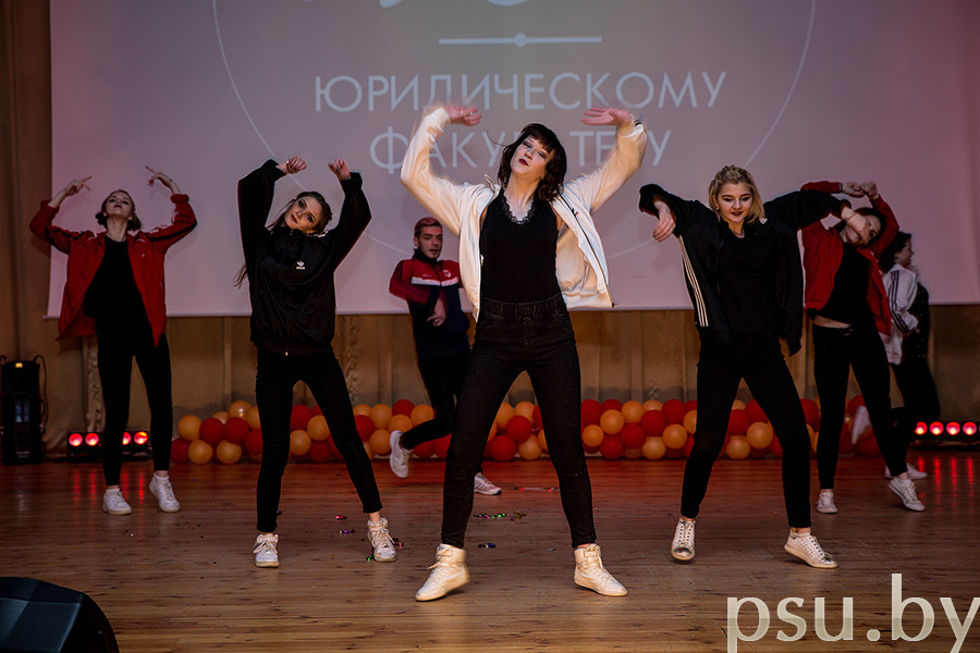 Танцевальный подарок презентовал коллектив «Black Diamond», руководителем которого является выпускник ЮФ Алексей Крыленко Коллектив «Black Diamond»